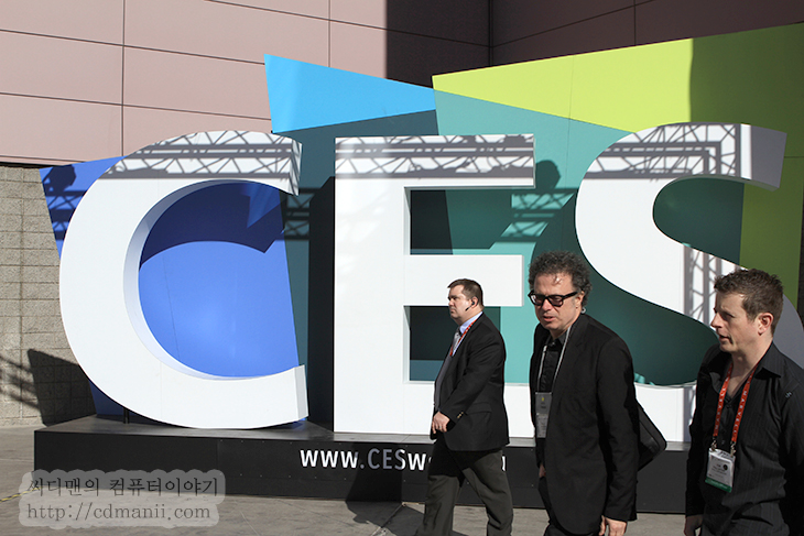 CES 앞을 지나가는 세 남자