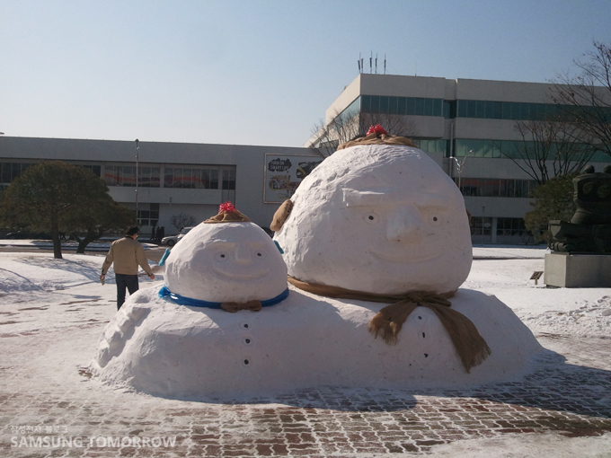 어깨동무한 대형 눈사람 형제