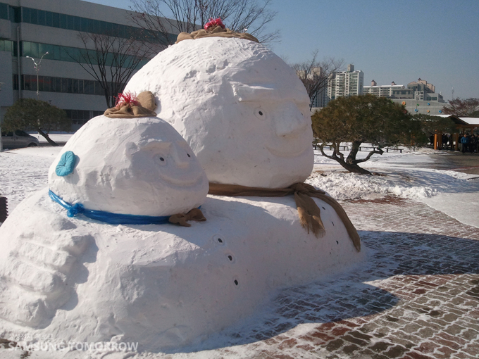 어깨동무한 대형 눈사람 형제