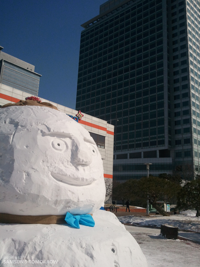 건물 앞에 있는 대형눈사람