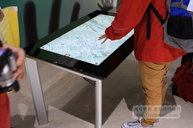 테이블 형태의 컴퓨터