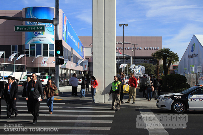 미국 라스베거스 CES 2012 전시장 정문 앞으로 좀 걸어나와서의 배경