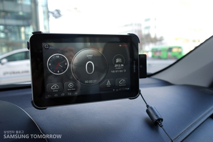 차량에 설치된 갤럭시 탭의 토요타 커뮤니케이터