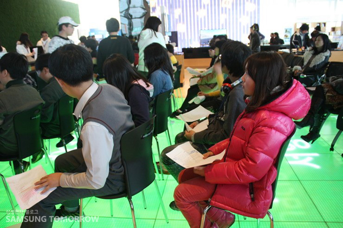 수료식에 임하는 학생들의 모습