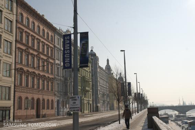 프라하 거리의 삼성 광고