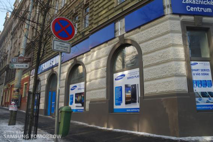 프라하 거리 곳곳의 삼성 광고