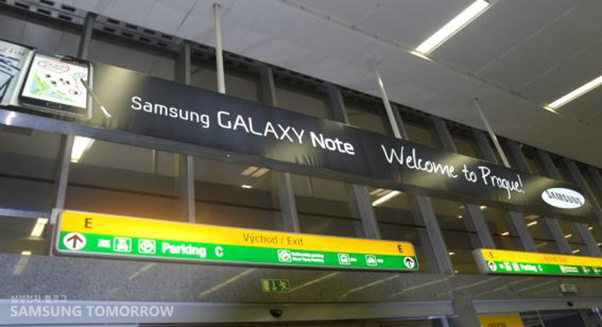 프라하 루지네 공항의 삼성 갤럭시 노트 광고
