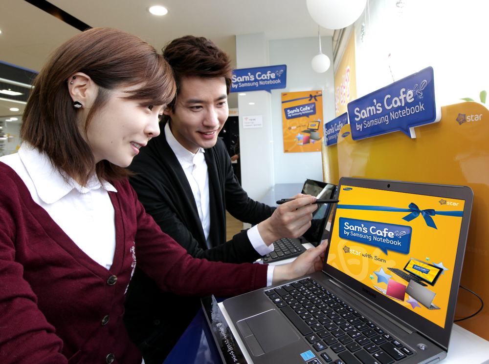 컴퓨터를 하고 있는 남성과 여성