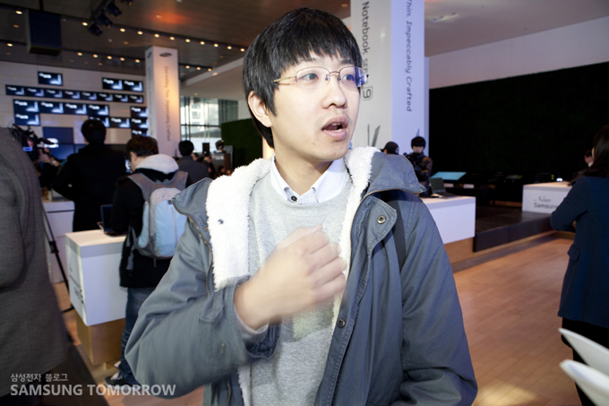 인터뷰 중인 블루로거 바스토프