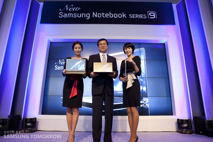 남성우 IT 솔루션 사업부장과 모델들이 삼성 뉴시리즈9를 들고있다.