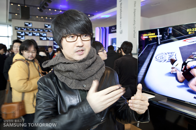 인터뷰 중인 블루로거 카이