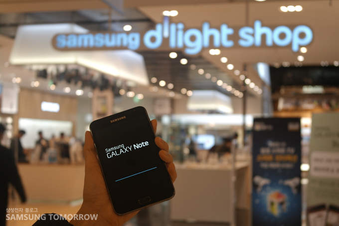 스마트폰뒤로 보이는 딜라이트 샵