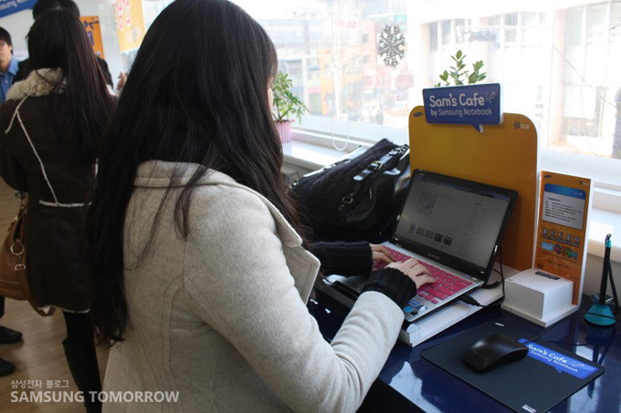 노트북을 사용중인 박문실