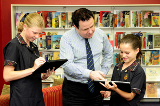 삼성 슬레이트PC로 공부하는 학생들