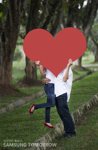 하트뒤에 숨은 커플