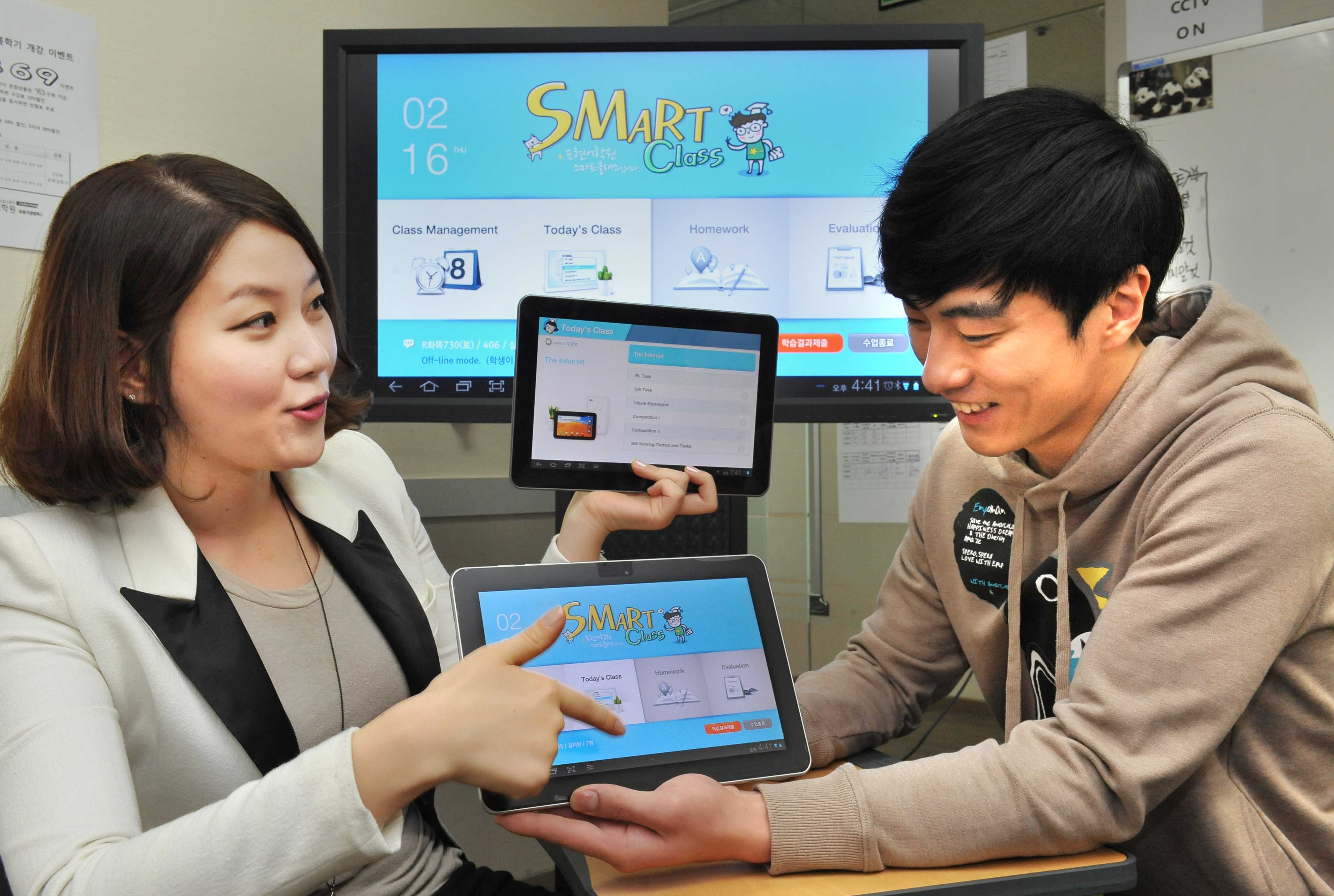 갤럭시탭을 이요하는 남녀의 모습