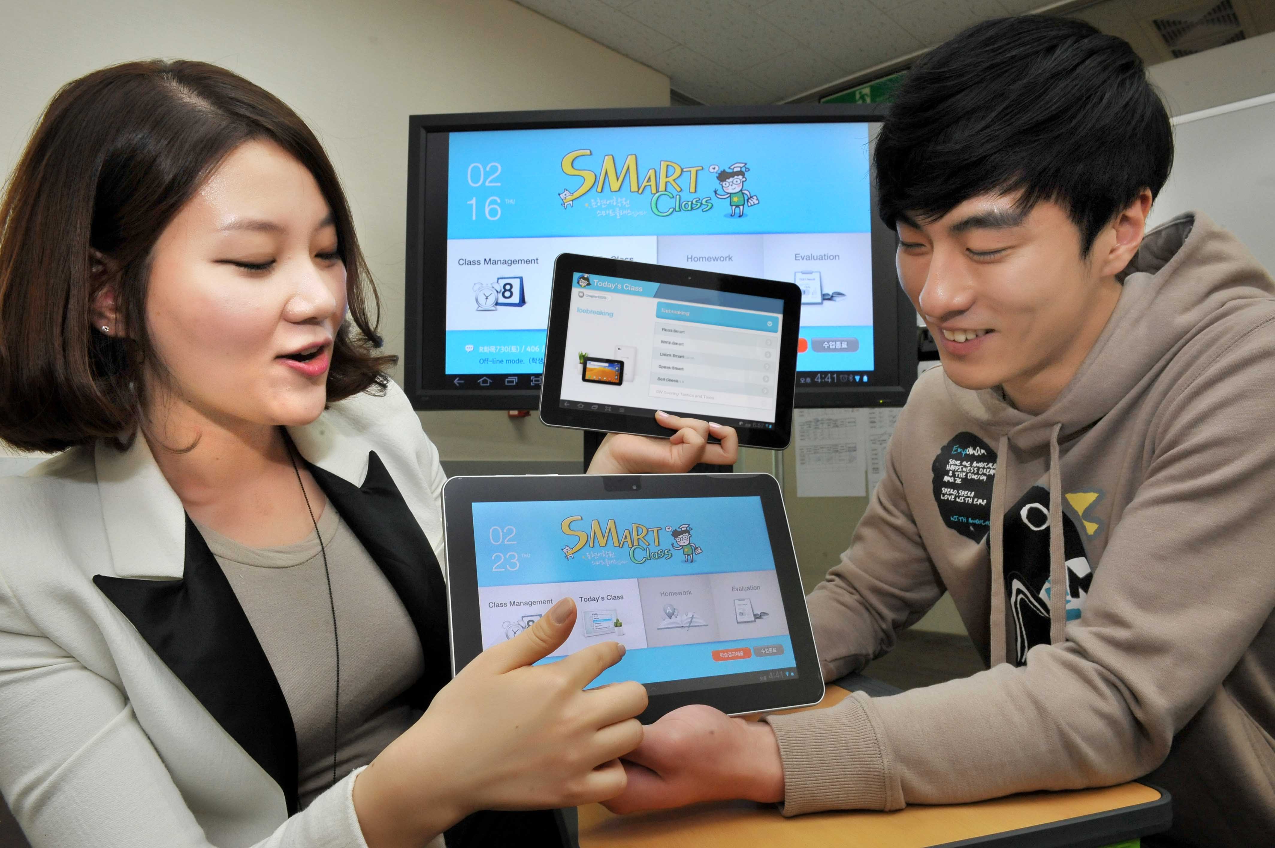 갤럭시탭을 이요하는 남녀의 모습