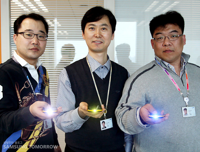 갤럭시빔을 들고있는 신옥조 책임, 임진만 책임, 구도일 수석