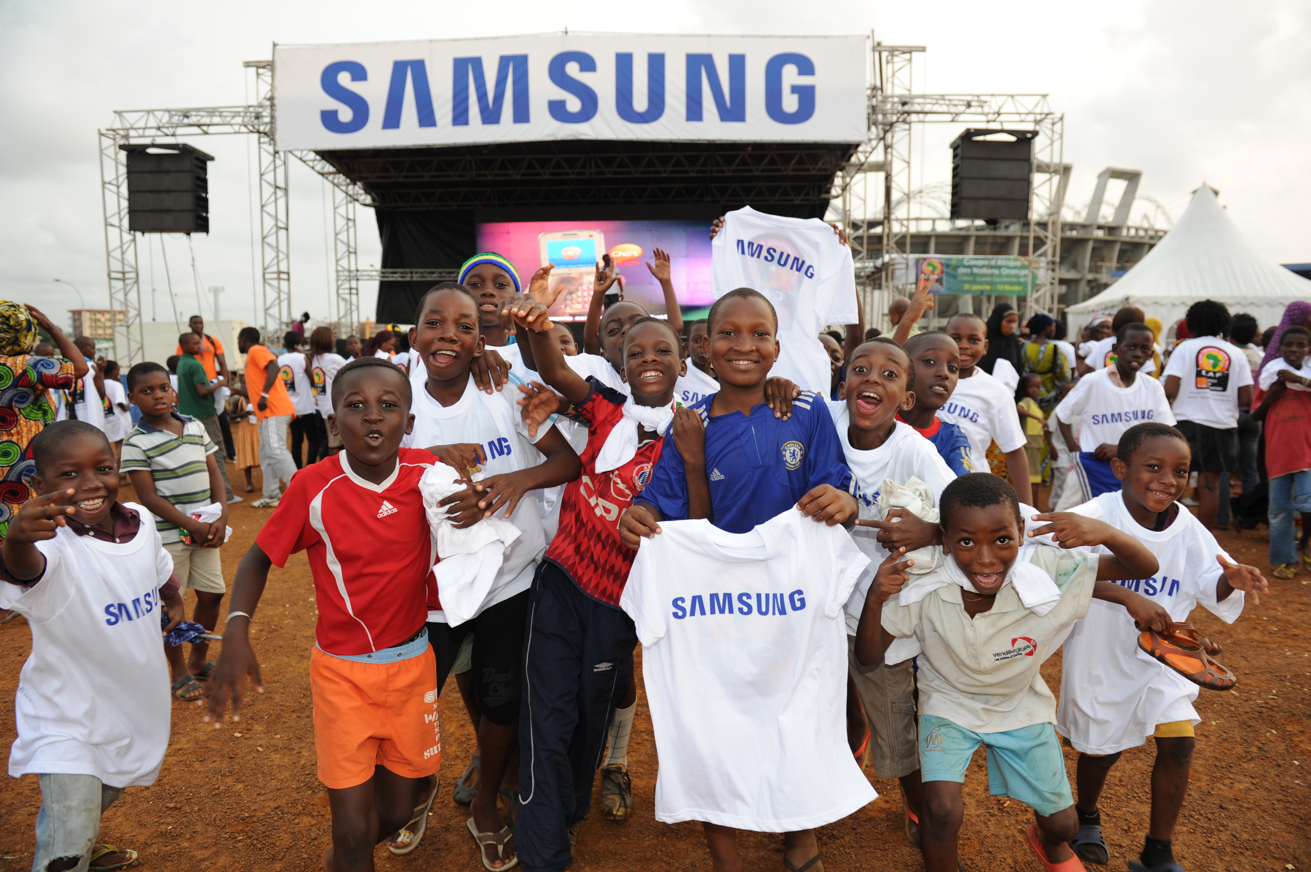 삼성 티셔츠를 입고 환호하는 어린이들