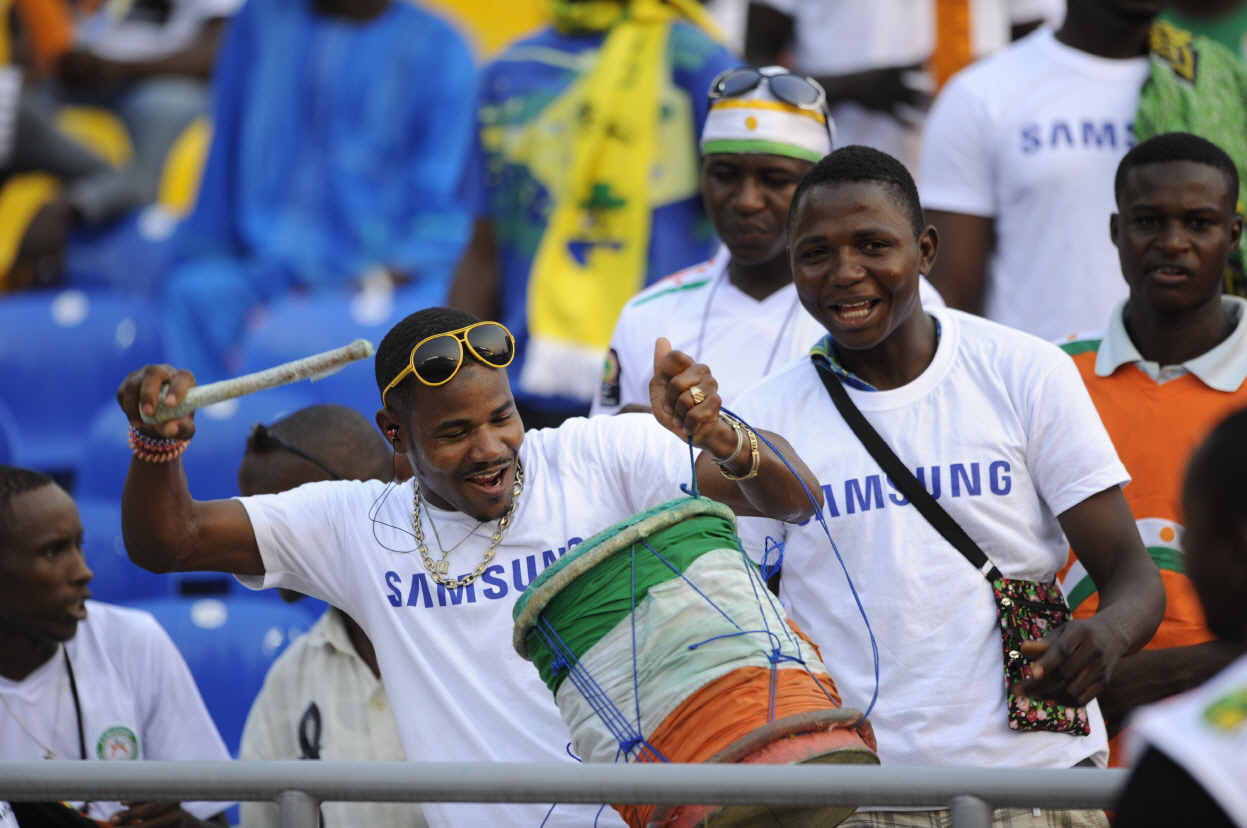 북을 지켜 응원하는 사람들