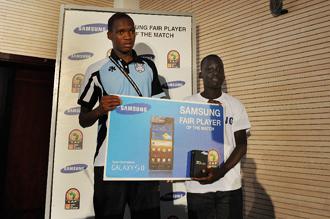 삼성 갤럭시S2를 받고 기념사진을 찍는 모습