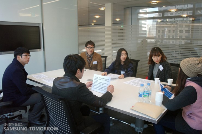 대본을 연습하는 학생들