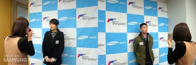 포토존에서 사진을 찍는 학생