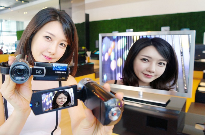 HMX-QF20를 들고 셀카를 찍는 여성