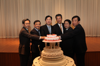 혐력업체 협의회 케이크커팅 모습