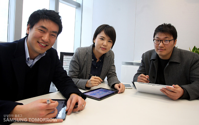 갤럭시 노트를 들고 있는 사원들