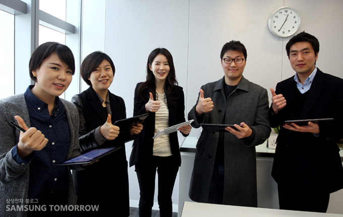 갤럭시 노트10.1을 들고 엄지손가락을 들고 있는 삼성전자직원들