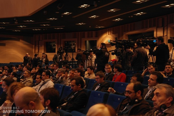 행사장의 취재진과 손님들