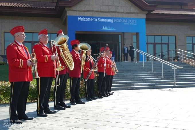 HALIC Congre Center앞에 있는 관악단