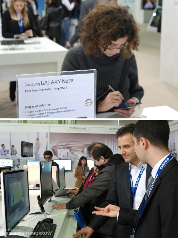 갤럭시 노트를 체험해보는 여성, 컴퓨터를 하는 사람들