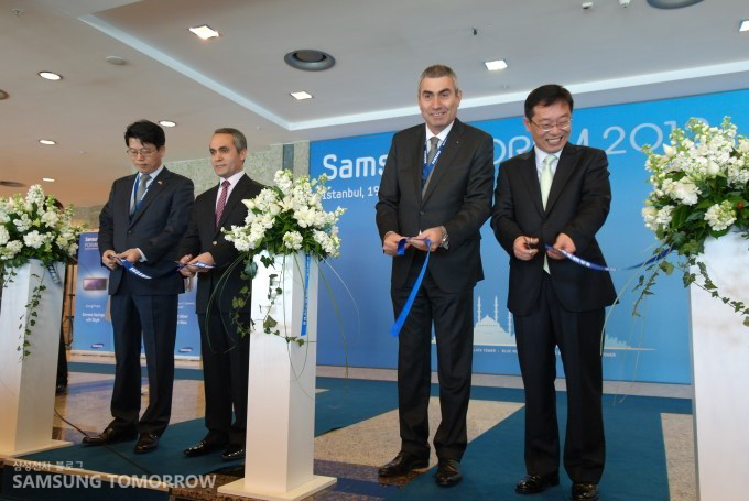 커팅식하는 관계자들