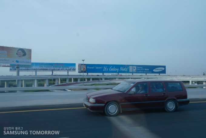 공항의 갤럭시노트 옥외광고