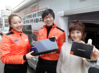 SSD와 노트북을 들고있는 모델