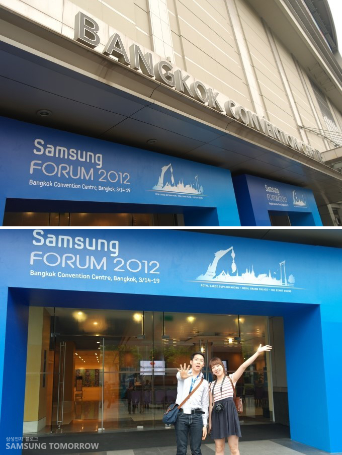 BANGKOK CONVENTION CENTER입구와 입구에서 기념사진을 찍는 스토리텔러들