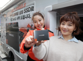 SSD와 노트북을 들고있는 모델