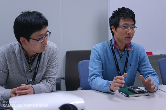 갤럭시S2 아이스크림 샌드위치 업그레이드에 대해 설명하고 있는 한국상품기획그룹 오지용 과장