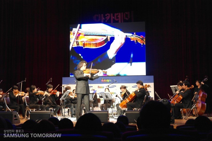 '밀레니엄 챔버 오케스트라' 지휘자의 바이올린 솔로 연주