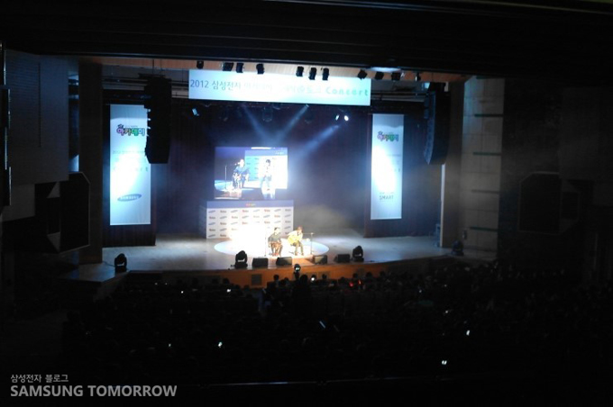 무대에서 공연하는 10cm