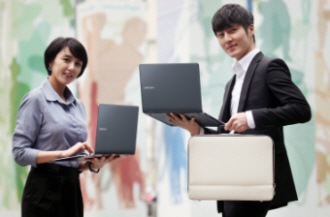 뉴 시리즈 9를 들고 있는 남녀 모델