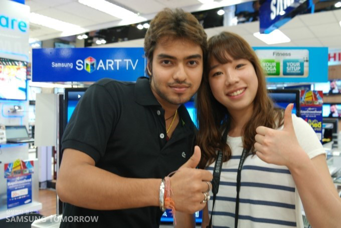 엄지손가락을 든 고객과 스토리텔러