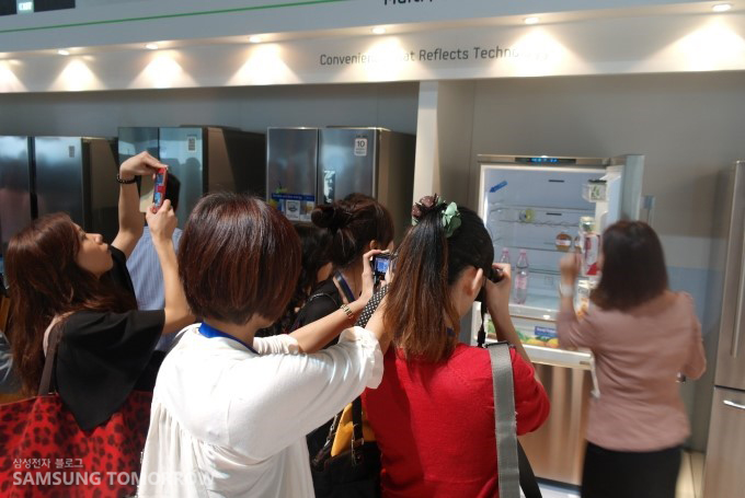 냉장고를 찍고 있는 동남아 여성들