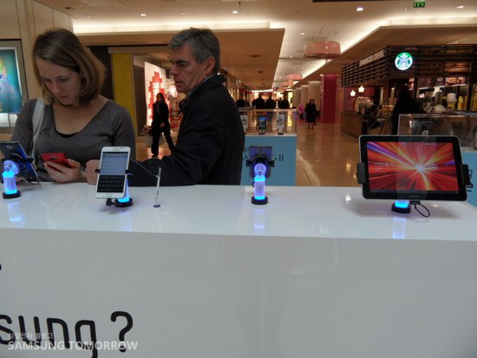 삼성제품들을 보는 외국인들