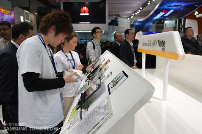 제품 설명서를 읽는 모바일러스