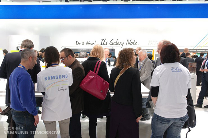 삼성부스에 모인 사람들