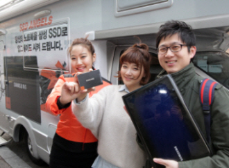 SSD와 노트북을 들고있는 모델