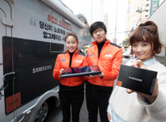 SSD와 노트북을 들고있는 모델